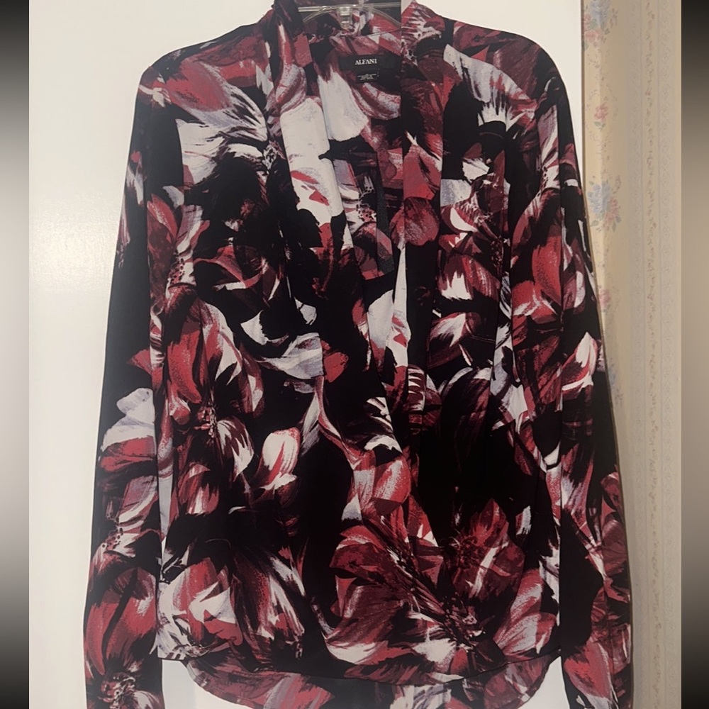 ALFANI top/blouse,like new size 6/Medium wrap style, elegant and classic